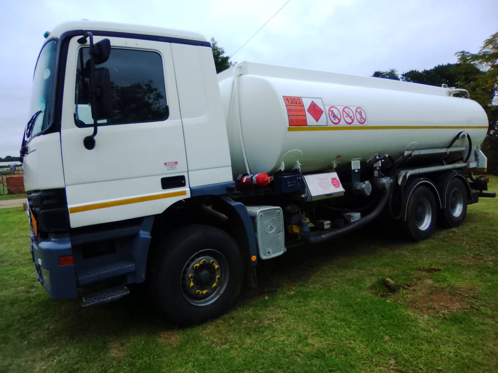 
								Mercedes-Benz Fuel Tanker 2000 full									